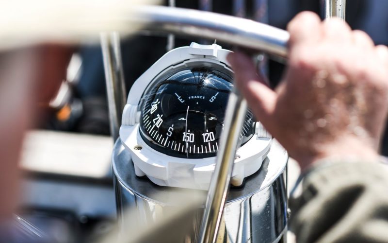Compas magnétique sur un bateau