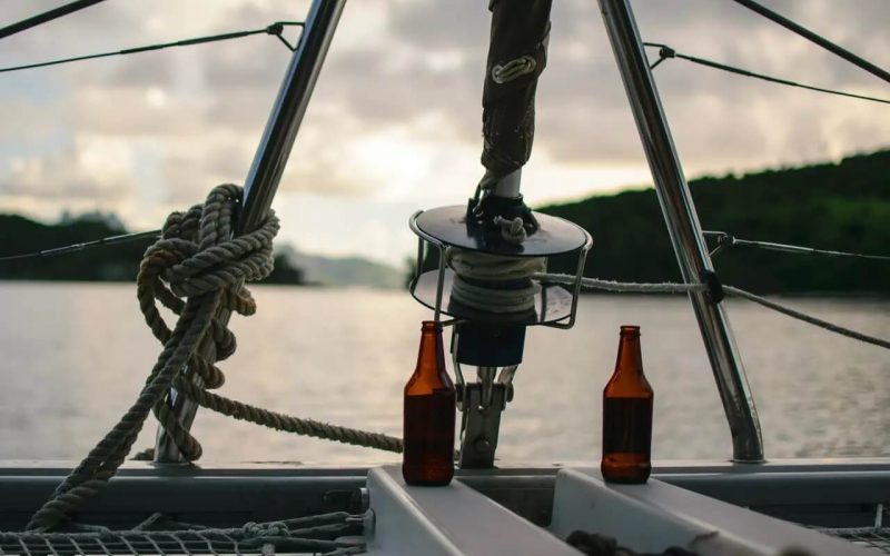 Consommation d’alcool sur un bateau naviguant sur un lac canadien