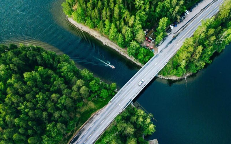 Bateau naviguant dans un canal, remontant le courant
