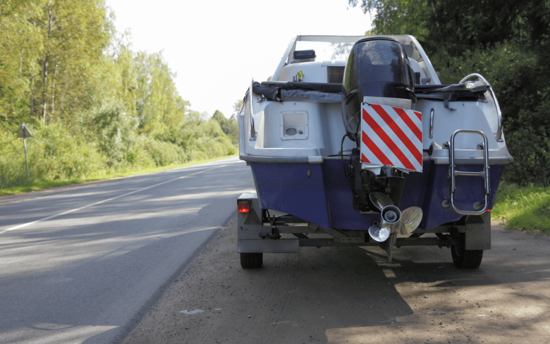 Vue du tableau arrière d'un bateau remorqué Vue du tableau arrière d'un bateau remorqué