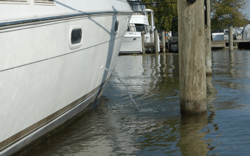 Eau pompée hors d'un bateau