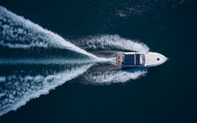 Vue aérienne d'un bateau équipé d'un système de propulsion haute performance